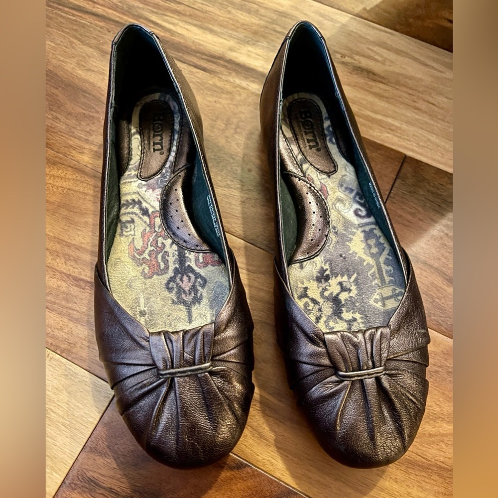Born Women's Dark Bronze Leather flats!